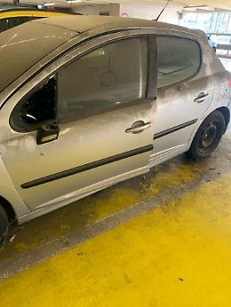Auto abbandonate e ascensori rotti: benvenuti nei parcheggi della città