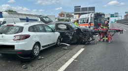 Scontro tra due auto in tangenziale: due persone ferite