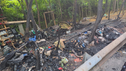 Incendio al Trincerone, un rogo ha distrutto l'accampamento dei clochard
