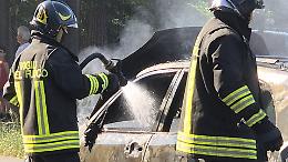Santa Rita, le fiamme avvolgono l'auto a Gpl: arrivano i pompieri