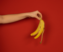 Non buttare la buccia di banana: ecco il trucco che farà fiorire le tue piante