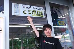 Vince 5 milioni di euro al gratta e vinci ma lui ancora non lo sa «Lo scoprirà leggendo»