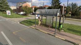 Fornaci di Beinasco, auto contro la pensilina del bus: ferite lievi per una donna e una bambina