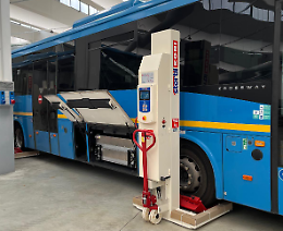 Grugliasco inaugura il primo centro italiano per la conversione di autobus diesel in elettrici