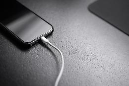Stacchi bene il telefono dal caricabatterie? Ecco cosa dicono gli esperti