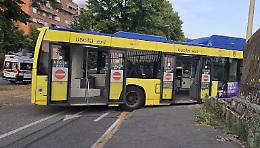 Pullman si schianta contro la cancellata a Mirafiori: tre passeggeri feriti