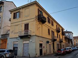 Machete in mano e torso nudo: terrore in un negozio a Torino