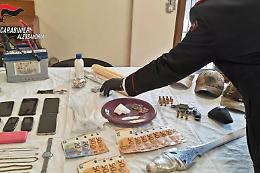 Blitz nei boschi: arrestato pusher con cocaina, pistola e machete