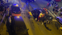 Scontro nella notte all'incrocio di via Frejus, quattro auto coinvolte: tre feriti