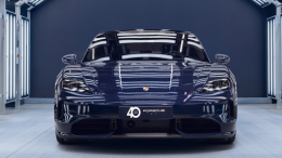 Porsche e Ferragamo: eleganza e ingegneria unite in due modelli esclusivi per i 40 anni di Porsche Italia