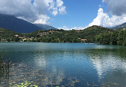 Carabiniere preso a pugni e due fratelli aggrediti: allarme al lago Sirio