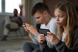 Gli smartphone stanno riducendo la nostra materia grigia: ecco cosa fanno davvero al nostro cervello
