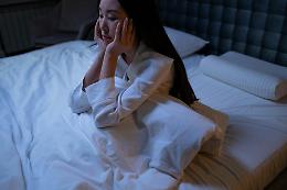Il sonno perso non si recupera (del tutto): cosa succede davvero al nostro cervello se dormiamo poco