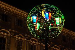 Torino propone un’accensione straordinaria di Luci d’Artista dal 21 al 24 giugno 2025, in concomitanza con il solstizio d’estate