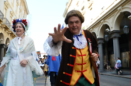 San Giovanni: la sfilata in costume colora la domenica dei torinesi