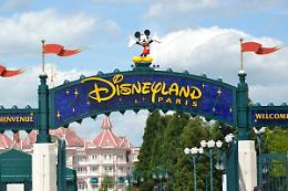 Disneyland Paris affittato per le nozze con una bambina di 9 anni, l'uomo arrestato per pedofilia dirà che era una messa in scena
