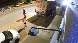 Rapine in monopattino: 3 casi in una settimana. Nel mirino gli anziani - IL VIDEO
