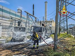 Moncalieri, due automezzi in fiamme: i vigili del fuoco evitano il peggio