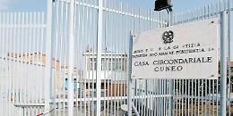 Carcere di Cuneo: detenuto lancia un oggetto contro un agente e lo ferisce al volto