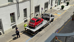 San Giovanni, auto portate via dai carri attrezzi (e i residenti protestano)