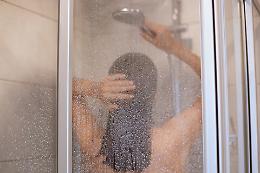 Doccia fredda col caldo? Ecco perché può essere pericolosa