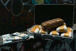 Gioia Tauro, maxi sequestro da 228 kg di cocaina: due portuali arrestati in flagrante