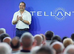 Stellantis, la nuova Fiat 500 elettrica? Nel 2030. Ecco cosa ha detto FIlosa a Torino