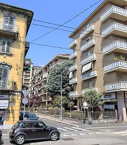 Mistero a Torino: caduta sospetta e un taglio alla gola, indagini in corso