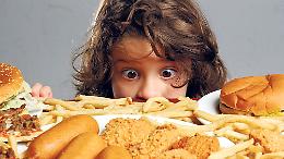 Crescente allarme per la dieta dei giovani italiani: boom di cibi ultra-processati e rischi per la salute