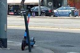 Lo spaccio è a mobilità sostenibile: pusher in monopattino in corso Giulio