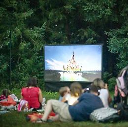 Cinema all'aperto al Castello di Miradolo: otto serate tra film, cuffie wireless e area verde attrezzata