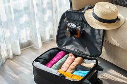 Come ottimizzare lo spazio in valigia: il metodo sushi che ti salva le vacanze