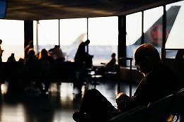 Diritti dei passeggeri: stop al bagaglio a mano a pagamento? L'UE propone, le low cost insorgono