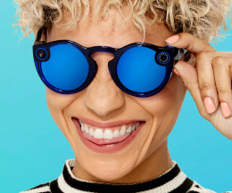 Gli occhiali del futuro firmati Snapchat: le novità partono da dietro una lente