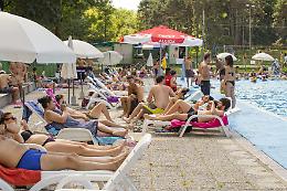 Torino apre (per metà) le piscine comunali: ecco dove rinfrescarsi quest'estate e a che prezzo