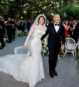 Dentro le nozze (imperfette) di Bezos e Sanchez: abiti da sogno, ospiti esausti e un dress code ignorato