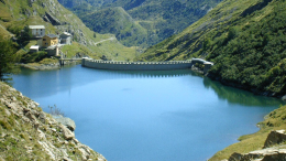 Ciclista cade nel lago di Malciaussia, salvata dai soccorsi aerei