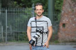 «Ci vediamo al tuo funerale». I terrapiattisti minacciano di morte il fotografo