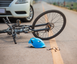 Ciclista travolto in pieno centro a Valperga: 63enne finisce in ospedale dopo l’impatto con un’auto