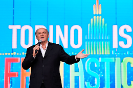 La Torino stile Festivalbar di Gerry Scotti batte anche Imma Tataranni: siamo una città copertina