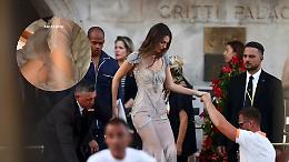 Un vintage da sogno rovinato (non) ironicamente: il wardrobe drama di Vittoria Ceretti al matrimonio di Jeff Bezos