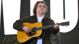 Lewis Capaldi torna a Glastonbury e (ri)conquista il palco che gli aveva spezzato la voce