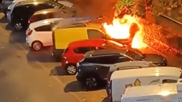 Corso Agnelli, furgone avvolto dalle fiamme: provvidenziale l'intervento dei vigili del fuoco (Video)