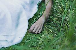 Promettevano una sepoltura green, ma avevano 190 corpi accumulati in un capannone e restituivano cemento al posto delle ceneri