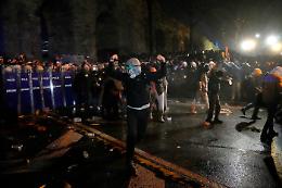 Tensioni a Istanbul: scontri e gas lacrimogeni dopo vignetta su Maometto