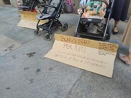 Torino, mamme (e prof) in rivolta: "Non tagliate i nidi per i nostri bimbi"