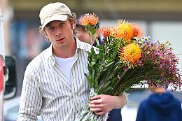 Ma perchè a Jeremy Allen White piacciono così tanto i bouquet di fiori?