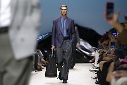Gruppo Armani: ricavi in lieve flessione, ma investimenti record per il futuro