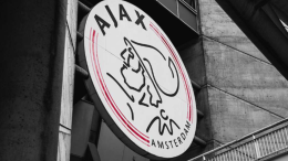 Caos all'Ajax: sette calciatori messi fuori rosa con un messaggio Whatsapp, scoppia la polemica