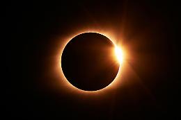 Oltre 6 minuti di buio in pieno (mezzo) giorno: l'eclissi che spegne una parte del mondo